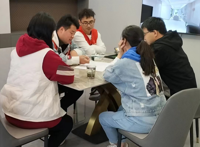 設(shè)計(jì)師和客戶討論設(shè)計(jì)方案